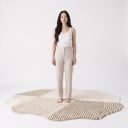 Minimalistisk tæppe i uregelmæssig form Mønster i nuancer af beige 230 x 160 cm Polyester Beige-creme med bølget kant 4
