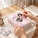 Mini pořadač na fotokarty 10,5 x 7,7 x 3 cm 16 stran PVC Růžový obal se srdíčkem a křidélky Zavírací pásek Album na fotokartičky 4