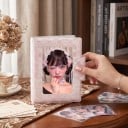 Mini pořadač na fotokarty 10,5 x 7,7 x 3 cm 16 stran PVC Růžový obal s okénkem a mašlemi Zapínání na patentku Album na fotokartičky 5