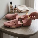 Napínacchi per scarpe in cedro rosso 1 paio Taglia EU 41 Lunghezza e larghezza regolabili Doppia molla Mantenimento della forma delle scarpe Per uomo 4