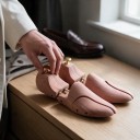 Napínacchi per scarpe in cedro rosso 1 paio Taglia EU 42 Lunghezza e larghezza regolabili Molla doppia Mantenimento della forma delle scarpe Unisex 6