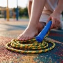 Kinderspringtouw met gevlochten touw 2,5 m en plastic handvatten Verstelbare lengte Willekeurige kleur Voor gym op school, buitenspelen en thuis 5