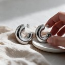 Orecchini 1 paio Anelli massicci a forma di C con perno Superfici lisce e lucide Cerchi arrotondati Gioielli leggeri per orecchie forate Colore 4