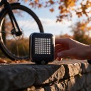 Achter LED fietslicht 64 LED Automatische richtingaanwijzers en remlicht Laserprojectie 1200 mAh USB-opladen 71 x 58 x 30 mm ABS Zwart 5