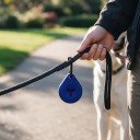 Supporto in silicone per sacchetti di escrementi canini con moschettone Forma a goccia Fessura a forma di Y per guinzaglio Hands-free 9