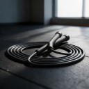 Švihadlo s PVC lanem 2,8 m Nastavitelná délka Vroubkované rukojeti z PP Hmotnost cca 90 g Na kardio fitness a box 2