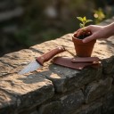 Cuțit de altoit cu lamă ascuțită și teacă din piele 17,4 cm Lama cu tăiș unic Lamă cu model damasc Răhandle din santal Culoare maro 4