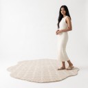 Grande tappeto minimalista a forma irregolare con bordo ondulato motivo a scacchi 280 x 180 cm poliestere beige chiaro 2