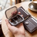 Mini gyógyszeres doboz 3 rekesszel 7 x 5 x 2,6 cm Átlátszó műanyag Felső fedél Zsebre tehető tablettás tároló 3