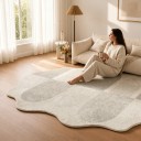 Kleine minimalistische vloerkleed Onregelmatige vorm met golvende rand Patroon van grijze bogen 160 x 120 cm Polyester Lichtgrijs 5