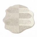 Minimalistischer Teppich Unregelmäßige Form mit gewelltem Rand Feines Muster grauer Bögen 200 x 140 cm Polyester Hellgrau 2