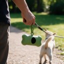 Distributore di sacchetti per escrementi canini a forma di osso con gancio per guinzaglio 4