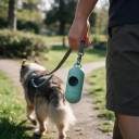 Distributore di sacchetti per escrementi canini a forma di capsula con gancio per guinzaglio Apertura laterale Leggero e compatto 5