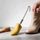 Espansore per stivali taglia S 1 pz Accessorio 15,5 cm Lunghezza 31,5 cm Plastica gialla e barra metallica con gancio Per allargare le scarpe strette 2