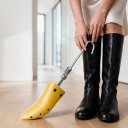 Espansore per stivali taglia S 1 pz Accessorio 15,5 cm Lunghezza 31,5 cm Plastica gialla e barra metallica con gancio Per allargare le scarpe strette 5