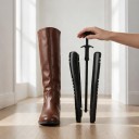 Magasszárú csizma formázó 1 db Magasság 40 cm Rugós és fogantyús cipőformázó Fekete A csizmák és magas szárú cipő gyűrődésének és deformálódásának 2