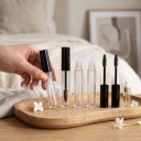 6 Stück leere Mascara-Tuben 3 ml Kunststoff nachfüllbare Fläschchen mit Bürste und Dichtungsstopfen Schwarzer Deckel Für Wimpernserum und Reisen 2