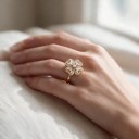 Anillo antiestrés giratorio flor con zircóns baguette Tamaño ajustable Acero inoxidable Joyería de lujo para damas en la noche 3