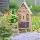 Gran hotel de insectos para clavar 60,5 x 37 x 9 cm Casa de madera para abejas, mariposas y mariquitas 6 compartimentos Bambú, piñas 3