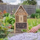 Gran hotel de insectos para clavar 60,5 x 37 x 9 cm Casa de madera para abejas, mariposas y mariquitas 6 compartimentos Bambú, piñas 6