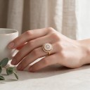 Anillo antiestrés giratorio flor redonda con zirconitas en forma de baguette Tamaño ajustable Acero inoxidable Color dorado Joyería de mujer 2