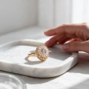 Anillo antiestrés giratorio flor redonda con zirconitas en forma de baguette Tamaño ajustable Acero inoxidable Color dorado Joyería de mujer 4