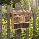 Hotel de insectos colgante 31 x 30,5 x 9,5 cm Casa para abejas y mariposas de madera de abeto carbonizada Techo con corteza Bambú y piñas 5