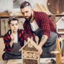 Stavebnice hmyzího hotelu 33 x 24,5 x 7 cm Dřevěný domek pro včely samotářky a brouky 3 komory Bambus šišky a síťka Sada k sestavení 5