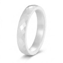 Anillo de cerámica con superficie facetada Ancho 4 mm Cerámica brillante Resistente a los arañazos Joyería minimalista para mujeres 3