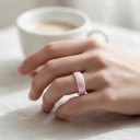 Anillo de cerámica con superficie facetada Ancho 4 mm Cerámica brillante Resistente a los arañazos Joyería minimalista para mujeres 4
