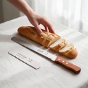 Brotmesser mit gezahntem Blatt 35 cm Klinge mit Schutzhülle und Holzgriff 12,5 cm Zum Schneiden von Brot, Laiben, Baguettes und Kuchen 3