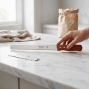 Brotmesser mit gezahntem Blatt 35 cm Klinge mit Schutzhülle und Holzgriff 12,5 cm Zum Schneiden von Brot, Laiben, Baguettes und Kuchen 5