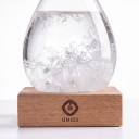 Bouřkové sklo Storm Glass Barometr ve tvaru kapky 12 x 6 cm Skleněná baňka s krystaly na dřevěném podstavci Průhledná Dekorace na stůl 4