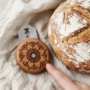 Runde Brotmesser 5 cm mit Lotusmuster und 10 Ersatzklingen Holzgriff mit Etui Hellbraun Teig schneiden 3