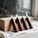 Sada 4 řezbářských nožů Délka 12,9 až 16 cm Šikmé a zahnuté čepele z nerezové oceli Dřevěné rukojeti Pro dřevořezbu a vyřezávání 4