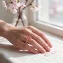 Drehbarer Antistressring Sakura mit roten Blütenblättern und Kristall Einstellbare Größe Kupfer Roségoldene Farbe Damen Schmuck für jeden Tag 2