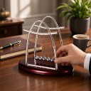 Newtonova houpačka s obloukovým rámem 17,8 x 14 cm Kovové kyvadlo s 5 kuličkami a vínovým podstavcem Stolní dekorace do kanceláře 2