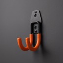 Wandhaken für Fahrräder in J-Form Klein Höhe 110 mm Metall mit rutschfester Beschichtung Schwarz mit orangefarbenen Armen Für die Garage und Werkstatt 2