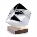 Bouřkové sklo Storm Glass ve tvaru kostky 6 cm Barometr z ručně foukaného skla na bukovém podstavci Dekorace na stůl 1