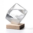Bouřkové sklo Storm Glass ve tvaru kostky 6 cm Barometr z ručně foukaného skla na bukovém podstavci Dekorace na stůl 3