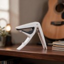 Kytarový kapodastr 7,5 x 9 cm pružinový mechanismus měkké podložky vytahovač kolíčků pro akustickou i elektrickou kytaru 5