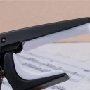 Kytarový kapodastr 7,5 x 9 cm pružinový mechanismus měkké podložky vytahovač kolíčků pro akustickou i elektrickou kytaru 6