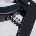Kytarový kapodastr 7,5 x 9 cm pružinový mechanismus měkké podložky vytahovač kolíčků pro akustickou i elektrickou kytaru 7