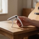 Pružinový kapodastr na kytaru zaoblený ergonomický tvar drážkované podložky pro akustickou i elektrickou kytaru 2