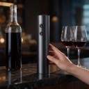 Elektrisk vinöppnare 22,5 cm Automatisk korkskruv för 4 batterier Mörkgrå Två knappar för att dra ut och släppa korken För köket 2