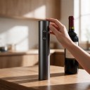 Elektrisk vinöppnare 22,5 cm Automatisk korkskruv för 4 batterier Mörkgrå Två knappar för att dra ut och släppa korken För köket 4