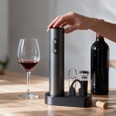 Elektrisk vinöppnare med stativ Set med hällpip, vakuumpropp och folieavskärare Batteridriven korkskruv Mörkgrå 2