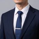 Nyakkendőcsat kövekkel 6 x 0,6 cm Fém nyakkendőcsat lekerekített végekkel és háromszög alakú részlettel Ezüst Férfi kiegészítő 2