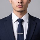Nyakkendőcsipesz kövekkel 6 x 0,6 cm Fém nyakkendőcsipesz fényes felülettel és ferde vonalakkal Ezüst Férfi kiegészítő öltönyhöz 2