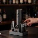 Elektrisk vinöppnare med stativ Laddningsbar uppsättning med två vakuumproppar, hällpip och folieskärare Svart Till baren 3